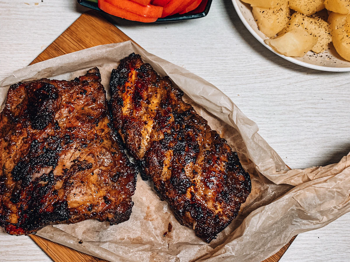 Costillas cocinadas listas para servir
